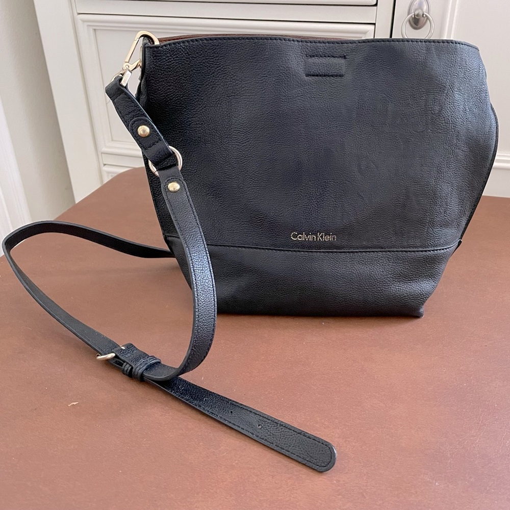 Calvin Klein magnetic top crossbody shoulder bucket bag in black 🎉Host Pick!🎉